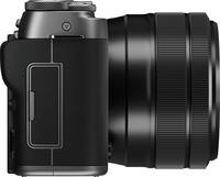 Fujifilm X-A7 in dunkelsilber mit XC 15-45mm von rechts