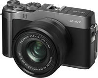 Fujifilm X-A7 in dunkelsilber mit XC 15-45mm von schräg vorne links
