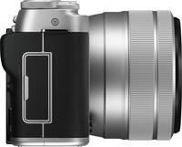 Fujifilm X-A7 in silber mit XC 15-45mm von rechts