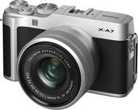 Fujifilm X-A7 in silber mit XC 15-45mm von schräg vorne links