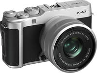 Fujifilm X-A7 in silber mit XC 15-45mm von schräg vorne rechts