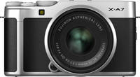 Fujifilm X-A7 in silber mit XC 15-45mm von vorne