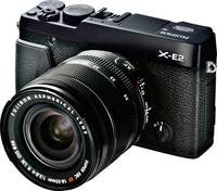 Fujifilm X-E2 in schwarz mit XF18-55 von vorne rechts