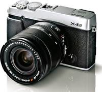 Fujifilm X-E2 in silber mit XF18-55 von vorne rechts