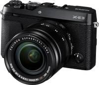 Fujifilm X-E3 in schwarz mit XF18-55 von vorne rechts Fujifilm X-E3 in schwarz mit XF18-55 von vorne rechts