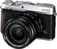 Fujifilm X-E3 in silber mit XF18-55 von vorne rechts Fujifilm X-E3 in silber mit XF18-55 von vorne rechts