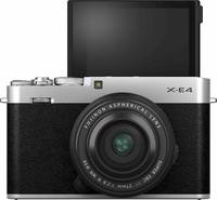 Fujifilm X-E4 in silber mit XF 27mm f28 r wr und Klappdisplay von vorne Fujifilm X-E4 in silber mit XF 27mm f28 r wr und Klappdisplay von vorne
