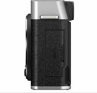 Fujifilm X-E4 in silber von links Fujifilm X-E4 in silber von links