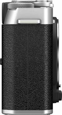 Fujifilm X-E4 in silber von rechts Fujifilm X-E4 in silber von rechts