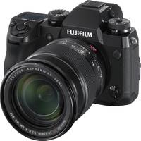 Fujifilm X-H1 in schwarz mit XF18-55 von vorne links Fujifilm X-H1 in schwarz mit XF18-55 von vorne links