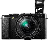 Fujifilm X-M1 in schwarz mit XC16-50 und Blitz von vorne
