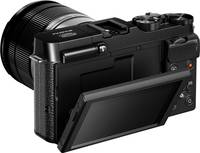 Fujifilm X-M1 in schwarz mit XC16-50 von hinten links