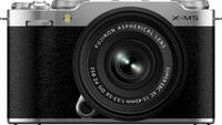 Fujifilm X-M5 in silber mit XC15-45mm von vorne