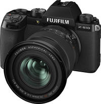 Fujifilm X-S10 in schwarz mit XF10-24WR von schräg vorne links Fujifilm X-S10 in schwarz mit XF10-24WR von schräg vorne links