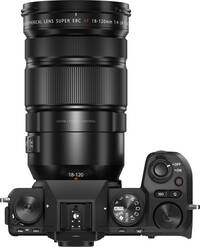 Fujifilm X-S20 in schwarz mit Fujinon XF18-120mm von oben