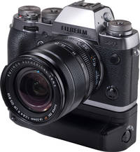Fujifilm X-T1 in Silber Graphit mit XF18-15 und Batteriegriff von vorne links