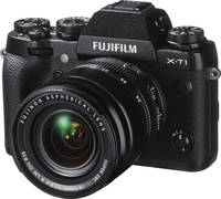 Fujifilm X-T1 in schwarz mit XF18-15 von vorne links
