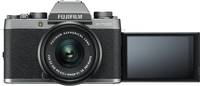 Fujifilm X-T100 in Dark Silver mit XC15-45 und Display aufgeklappt von vorne Fujifilm X-T100 in Dark Silver mit XC15-45 und Display aufgeklappt von vorne