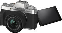 Fujifilm X-T200 in silber mit Fujinon XC 15-45mm und Schwenkdisplay von vorne links