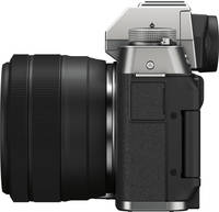 Fujifilm X-T200 in silber mit Fujinon XC 15-45mm von links