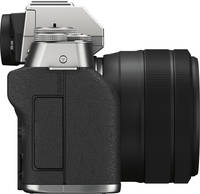 Fujifilm X-T200 in silber mit Fujinon XC 15-45mm von rechts
