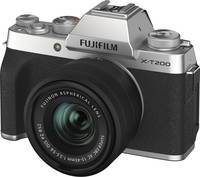 Fujifilm X-T200 in silber mit Fujinon XC 15-45mm von vorne links