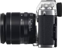Fujifilm X-T3 in silber mit XF18-55 von links