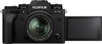 Fujifilm X-T4 in schwarz mit XF 18-55mm und Klappdisplay von vorne