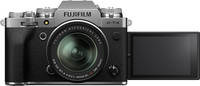 Fujifilm X-T4 in silber mit XF 18-55mm und Klappdisplay von vorne