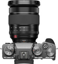 Fujifilm X-T4 in silber mit XF 18-55mm von oben