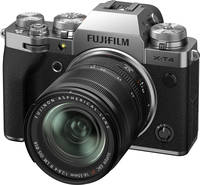 Fujifilm X-T4 in silber mit XF 18-55mm von schräg vorne links