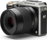 Hasselblad X1D 50C in silber mit XCD 45mm von vorne links Hasselblad X1D 50C in silber mit XCD 45mm von vorne links