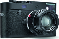 Leica M10 Monochrom (Typ 6376) in schwarz mit Summilux M 35mmF14 von vorne rechts