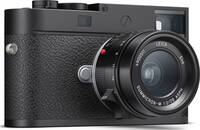 Leica M11 P (Typ 2416) in schwarz mit Summicron M 28mm f2 asph von vorne rechts Leica M11 P (Typ 2416) in schwarz mit Summicron M 28mm f2 asph von vorne rechts