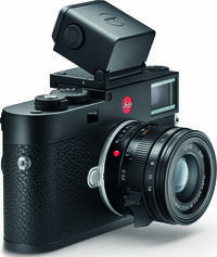 Leica M11 (Typ 2416) in schwarz mit Summicron M 35mm f2 und Visoflex 2 von vorne rechts Leica M11 (Typ 2416) in schwarz mit Summicron M 35mm f2 und Visoflex 2 von vorne rechts