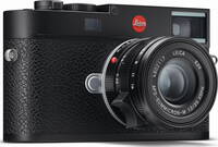 Leica M11 (Typ 2416) in schwarz mit Summicron M 35mm f2 von vorne rechts Leica M11 (Typ 2416) in schwarz mit Summicron M 35mm f2 von vorne rechts