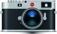 Leica M11 (Typ 2416) in silber mit Summilux M 50mm f14 von vorne Leica M11 (Typ 2416) in silber mit Summilux M 50mm f14 von vorne