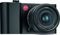 Leica TL2 (Typ 5370) in schwarz mit Summicron TL 23mm von vorne rechts