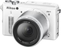 Nikon 1 AW1 in weiß mit 11-275 von vorne links