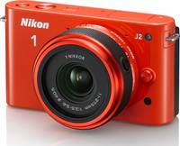Nikon 1 J2 in rot mit Nikkor 11-275 von vorne links