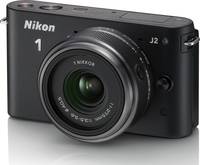 Nikon 1 J2 in schwarz mit Nikkor 11-275 von vorne links