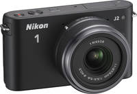 Nikon 1 J2 in schwarz mit Nikkor 11-275 von vorne rechts