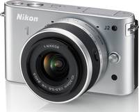 Nikon 1 J2 in silber mit Nikkor 10-30 von vorne links