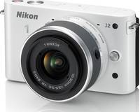 Nikon 1 J2 in weiß mit Nikkor 10-30 von vorne links