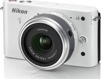 Nikon 1 J2 in weiß mit Nikkor 11-275 von vorne links