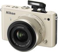 Nikon 1 J3 in beige mit Nikkor 10-30 und Blitz von vorne links Nikon 1 J3 in beige mit Nikkor 10-30 und Blitz von vorne links