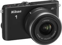 Nikon 1 J3 in schwarz mit Nikkor 10-30 von vorne rechts Nikon 1 J3 in schwarz mit Nikkor 10-30 von vorne rechts