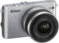 Nikon 1 J3 in silber mit Nikkor 10-30 von vorne rechts Nikon 1 J3 in silber mit Nikkor 10-30 von vorne rechts