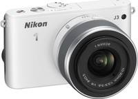 Nikon 1 J3 in weiß mit Nikkor 10-30 von vorne rechts Nikon 1 J3 in weiß mit Nikkor 10-30 von vorne rechts