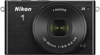 Nikon 1 J4 in schwarz mit Nikkor 10-30 von vorne Nikon 1 J4 in schwarz mit Nikkor 10-30 von vorne